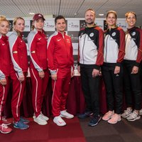 Foto: Latvijas un Vācijas tenisistes tiekas oficiālajā izlozē pirms svarīgajām spēlēm