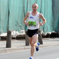 Latvijas sportists Žolnerovičs gūst savainojumu un nepiedalīsies olimpiskajā maratonā