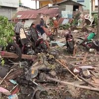 Indonēzijas zemestrīcē un cunami bojāgājušo skaits sasniedz vismaz 832