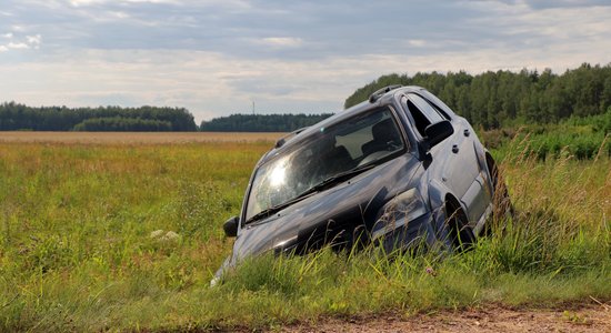 В Балвском крае перевернулся автомобиль: погибли два человека