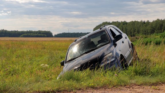 auto avārija car crash grāvī CSNg