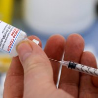 Covid-19 vakcīnas ceturtdien saņēma rekorddaudz cilvēku
