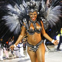 Маски, перья и костюмы: Карнавальное безумие в Рио-де-Жанейро (ФОТО)