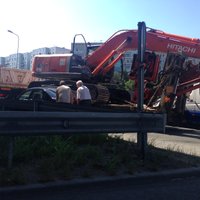 ФОТО: Авария на Южном мосту - движение блокировано