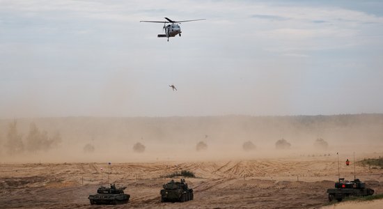 Reportāža: "Nameja" paraugdemonstrējumos helikopteri, snaiperi un tanki