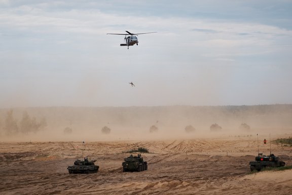 Reportāža: "Nameja" paraugdemonstrējumos helikopteri, snaiperi un tanki