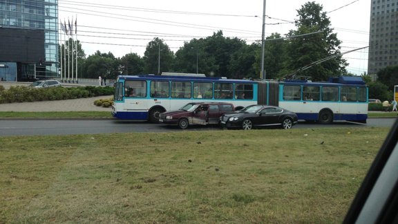 Volvo un Bentley avārija