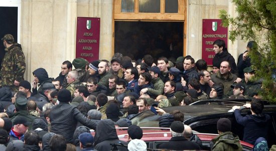 Abhāzijā protestētāji iebrūk prezidenta mītnē; prasa Hadžimbas atkāpšanos