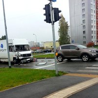 ФОТО: Авария в Плявниеках - грузовик врезался в автомобиль с российскими номерами