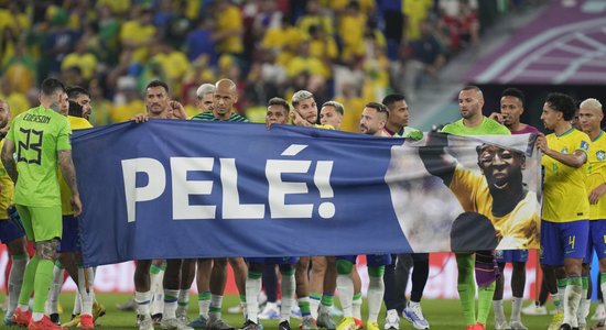 Brazīlijas futbolisti pēc uzvaras PK astotdaļfinālā izrāda cieņu Pelē