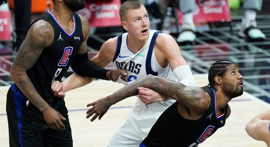 Porziņģim 20 punkti; 'Mavericks' nostāda 'Clippers' neapskaužamā situācijā