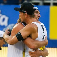 Abi Latvijas pludmales volejbola dueti sasniedz Gštādes 'Major' turnīra 'play-off'
