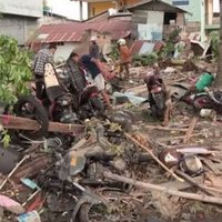 ФОТО, ВИДЕО: Число погибших из-за землетрясения и цунами в Индонезии возросло до 832
