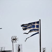 Jautājums par Grieķijas izstāšanos no eirozonas aktualizēsies nākamgad, prognozē 'Bloomberg'