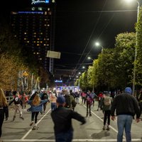 Foto: 'Brīvības ielas nakts brauciens' pulcē ap 5000 dalībnieku