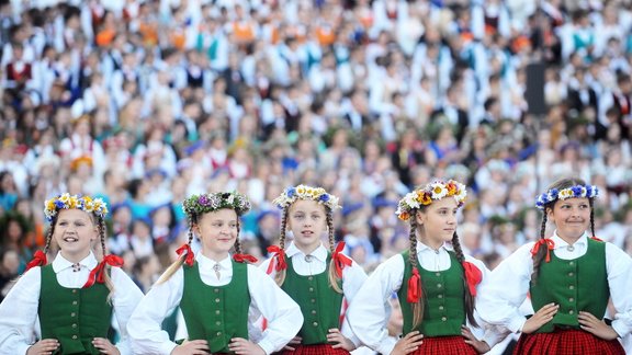 Kā sagatavot bērnu Skolēnu Dziesmu svētkiem. Praktiskais svētku ceļvedis vecākiem