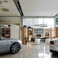 Foto: 'Bentley Rīga' autosalons ieguvis jaunu izskatu