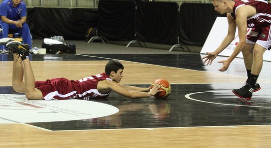 Fotogalerija: Latvijas U-19 izlases basketbolisti zaudē pēdējā spēlē