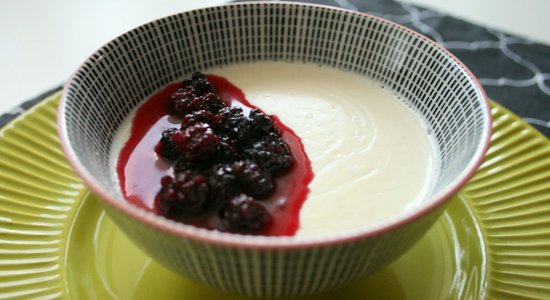 Vaniļas 'panna cotta' ar vienkāršu kazeņu mērcīti