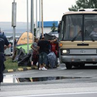 Grieķijas policija pārvieto migrantus no nometnes Maķedonijas pierobežā