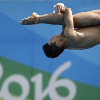 Ķīna izcīna septīto Rio olimpisko zelta medaļu daiļlēkšanā