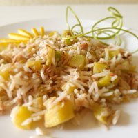 Atsvaidzinošie vasaras salāti ar rīsiem, tunci, cukīni un citronu
