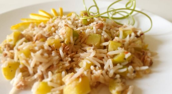 Atsvaidzinošie vasaras salāti ar rīsiem, tunci, cukīni un citronu