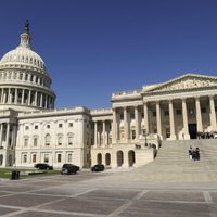 ASV Senāts pieņem likumprojektu 'fiskālās klints' novēršanai