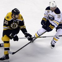 'Bruins' zaudē pēcspēles metienos, taču nodrošina vietu 'play off'