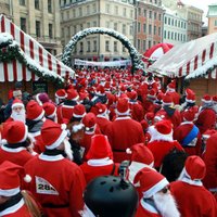 Foto: Pa Rīgas ielām skrien 300 Ziemassvētku vecīši