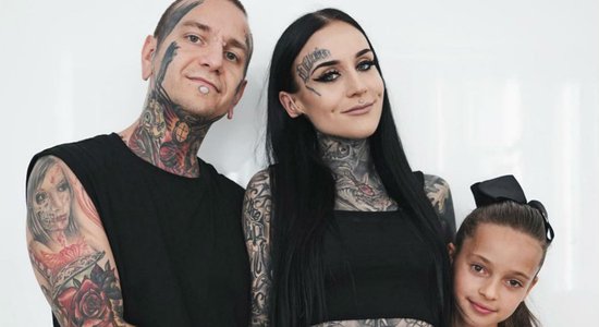 Pasaulslavenā tetovētā latviešu modele Monami ir otrā bērniņa gaidībās
