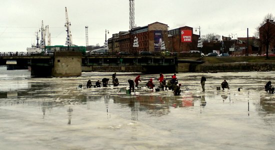 Foto: Makšķernieki riskē ar dzīvībām uz kūstošā ledus Tirdzniecības kanālā Liepājā