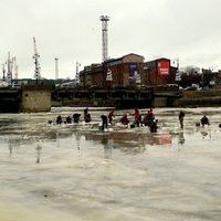Foto: Makšķernieki riskē ar dzīvībām uz kūstošā ledus Tirdzniecības kanālā Liepājā