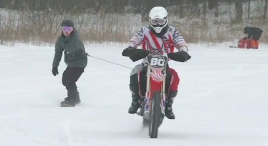 Video: Snovbordists Petrusevičs tandēmā ar moci taisa dullus trikus uz ezera