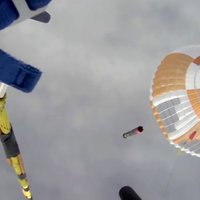 Vieni no Maska 'SpaceX' konkurentiem krītošas raķetes ķer ar helikopteriem