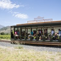Cauri vīnogu laukiem tramvaja vagonā – Dienvidāfrikas slavenais Vīna tramvajs