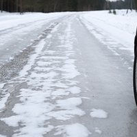 Sniegs un apledojums visā Latvijā apgrūtina braukšanu