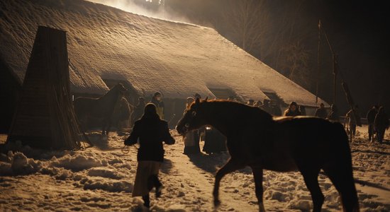 Foto: Ar ugunsgrēku rijā atsāk filmas 'Zeme, kas dzied' uzņemšanu