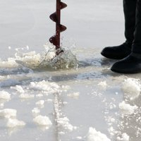 Vietām upes klāj 30 centimetrus biezs ledus