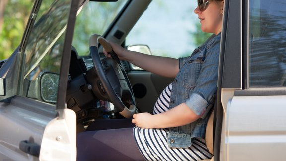 grūtniece sieviete mašīna auto stūre