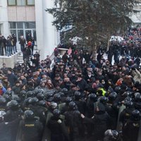 Moldovas parlaments apstiprina jauno valdību; protestētāji ēku pametuši