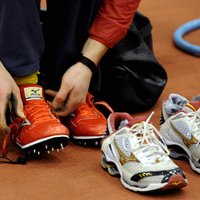 Mazajiem sportistiem ieteicami divi sporta apavu pāri. Kāpēc? Skaidro bērnu ķirurgs