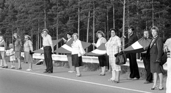 "Балтийскому пути" — 35 лет: публикуем редкие исторические фотографии из трех стран