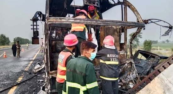 Pakistānā autobusa un pikapa sadursmē gājuši bojā 20 cilvēki