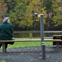 Saeima vērtēs ierosinājumu izsniegt lielākus pabalstus vientuļajiem pensionāriem