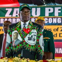 Foto: Arī jaunais Zimbabves prezidents uz štātēm drukā savu seju