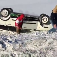 Video: Latvieši Norvēģijā slidinās ar auto un apmet kūleni