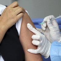 Первую прививку от Covid-19 получили в Латвии более 52 000 человек