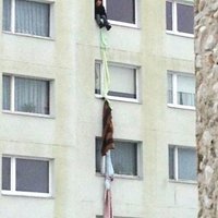 Sieviete gūst traumas, mēģinot pa otrā stāva logu izkāpt pa paštaisītu virvi