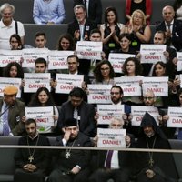 Vācijas parlaments atzīst armēņu slaktiņus par genocīdu; Turcija atsauc vēstnieku